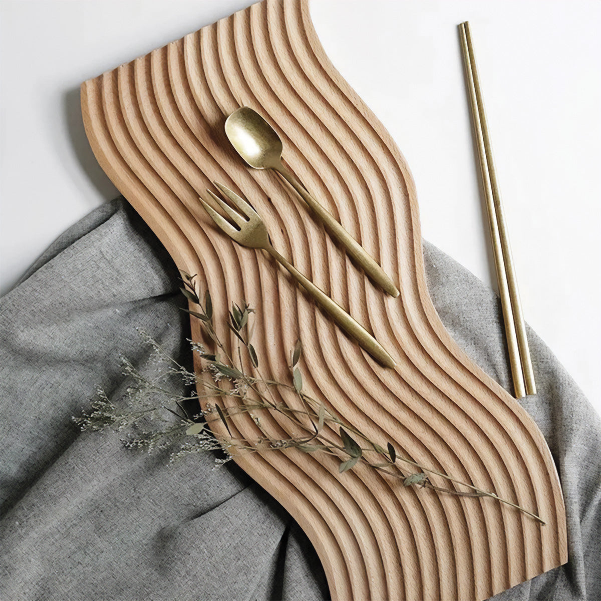 Gewelltes Holztablett