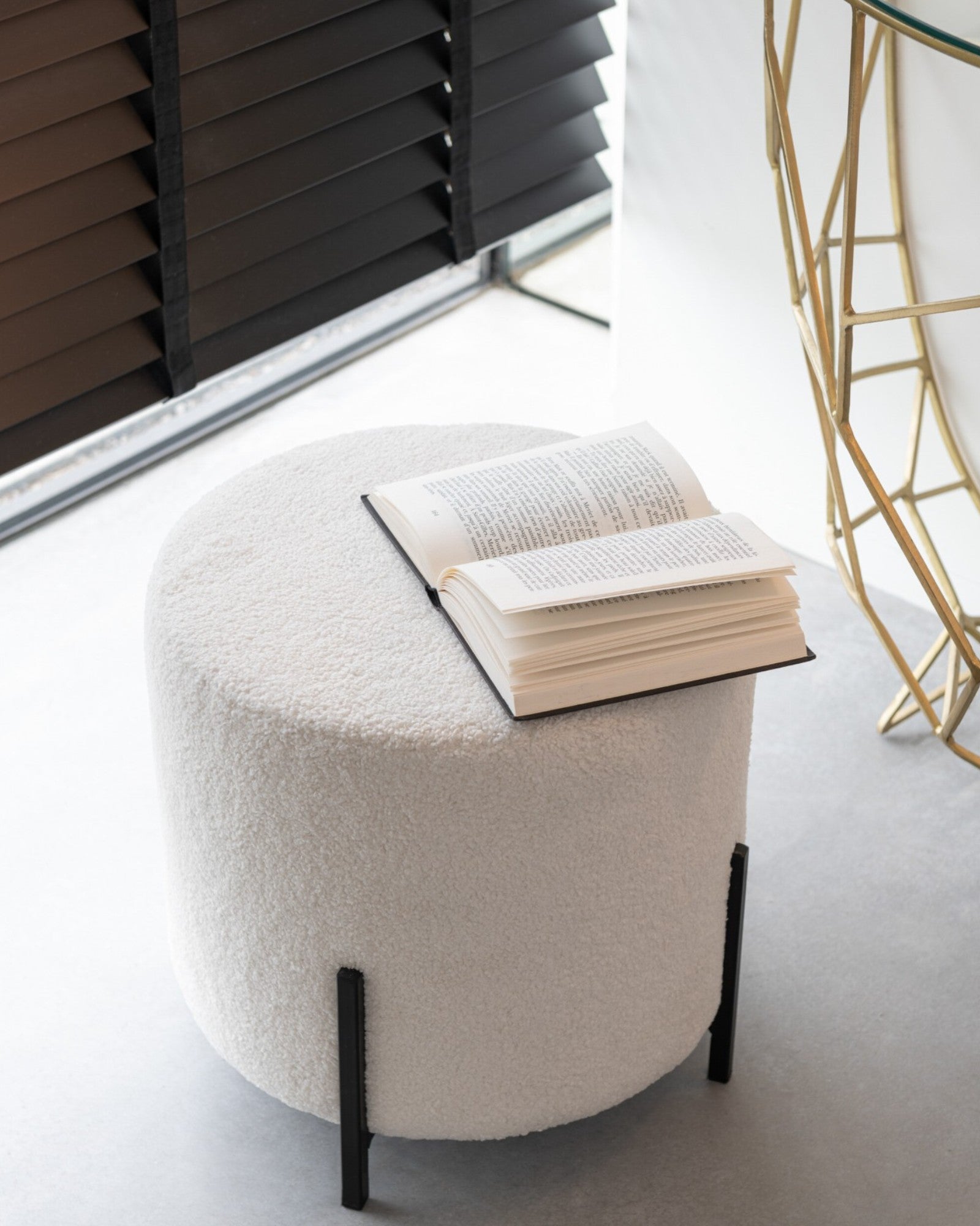 J-Line – Hocker aus Schaffelloptik – Weißer Textilstoff – 41 cm hoch