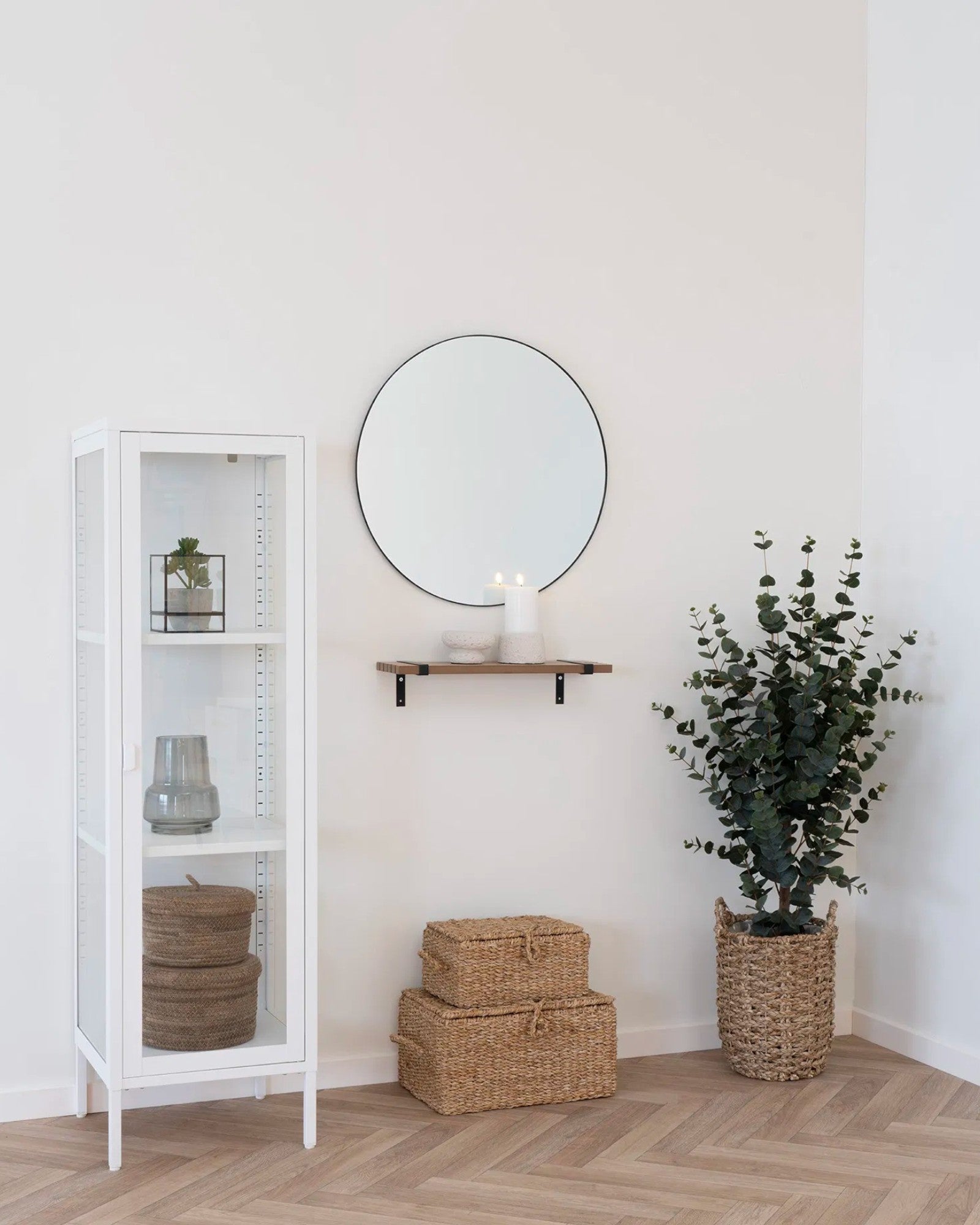 Brisbane Slim Display Cabinet – Weißer Stahlrahmen – Glas Tür – 140 cm