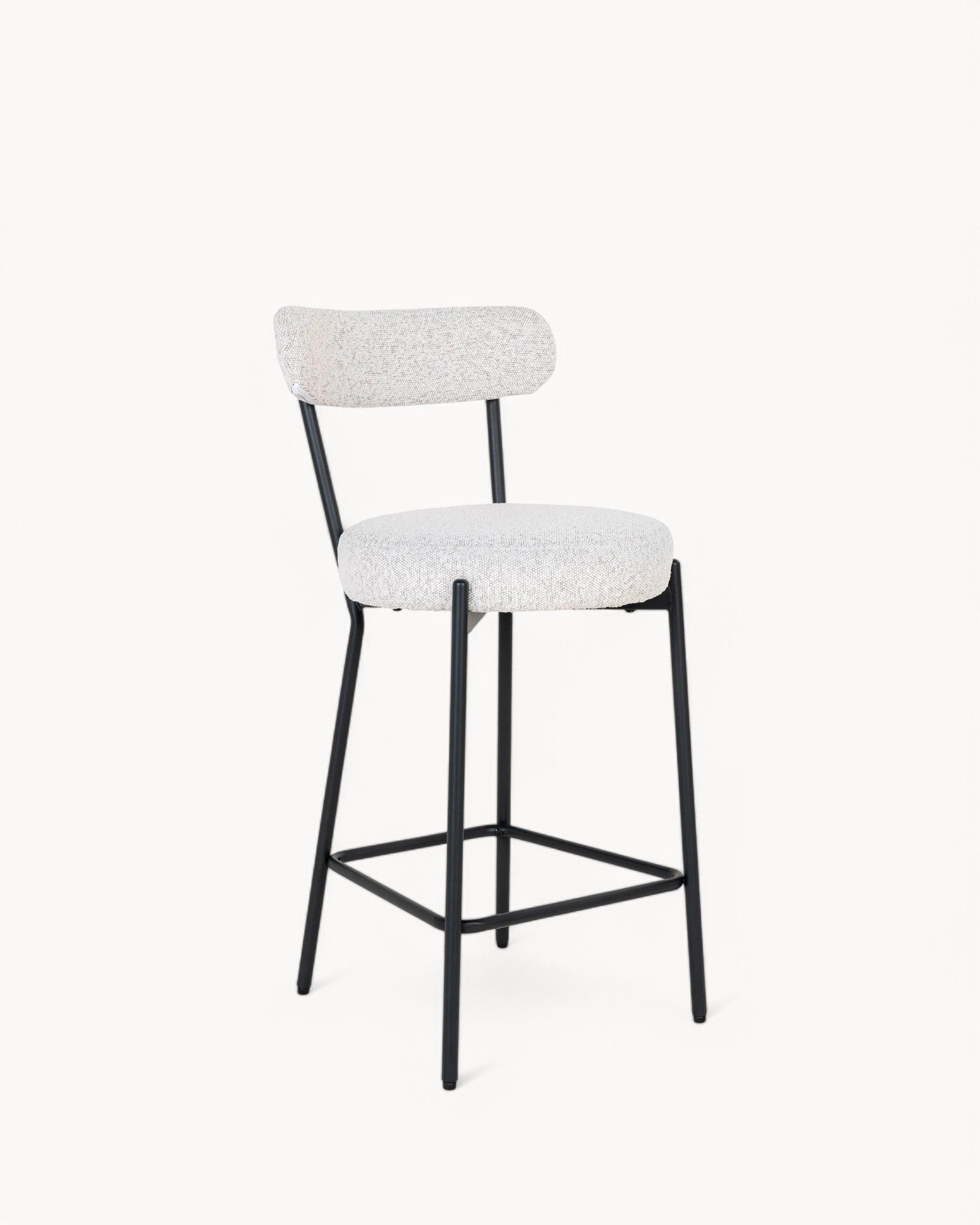 Badalona Counter Chair – Weißes Bouclé mit schwarzen Beinen, 65 cm Sitzhöhe
