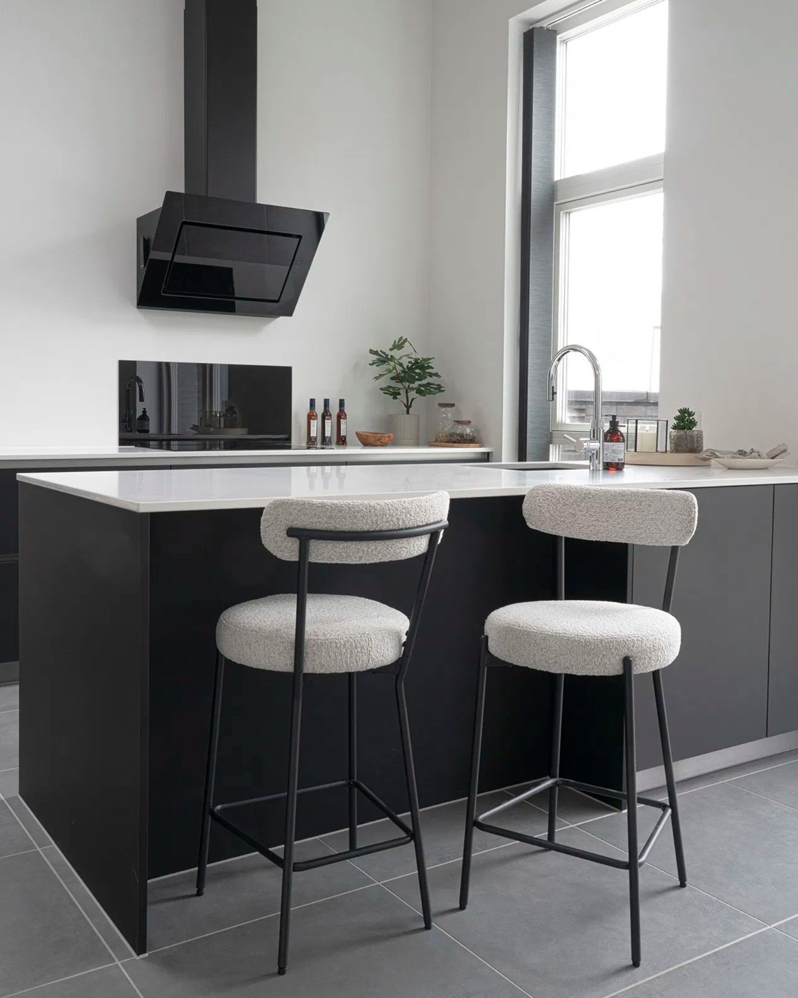 Badalona Counter Chair – Weißes Bouclé mit schwarzen Beinen, 65 cm Sitzhöhe