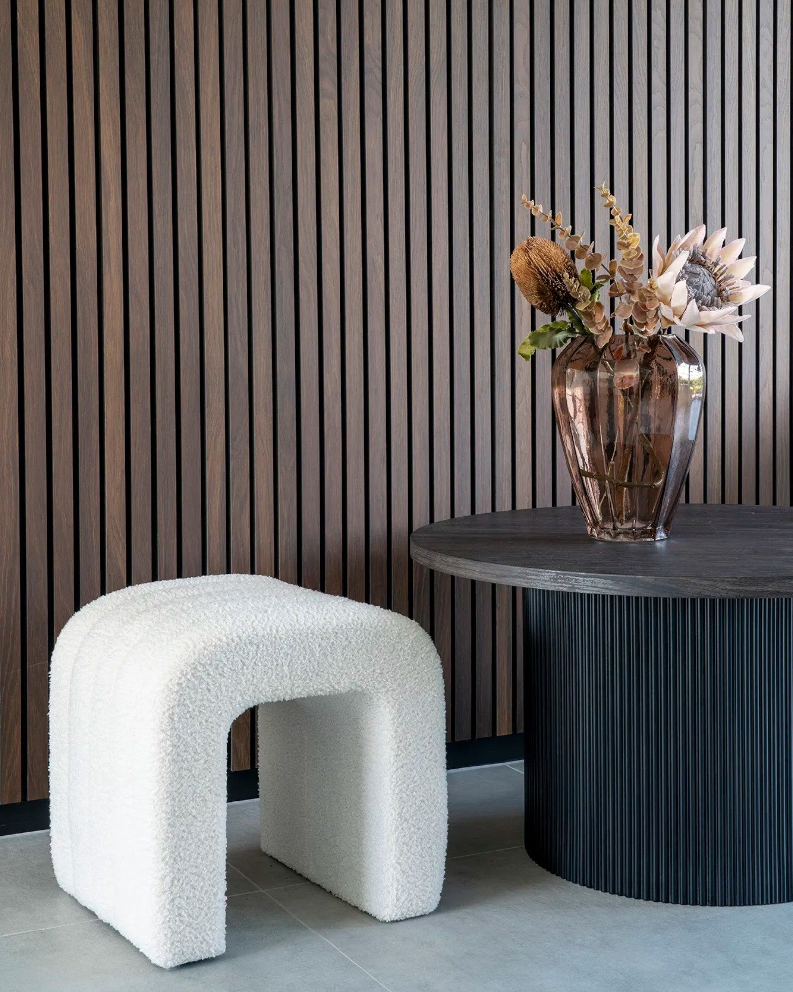 Colma Pouf - Bouclé Weiß - 41x36,5 cm - Komfortabler Sitzhocker