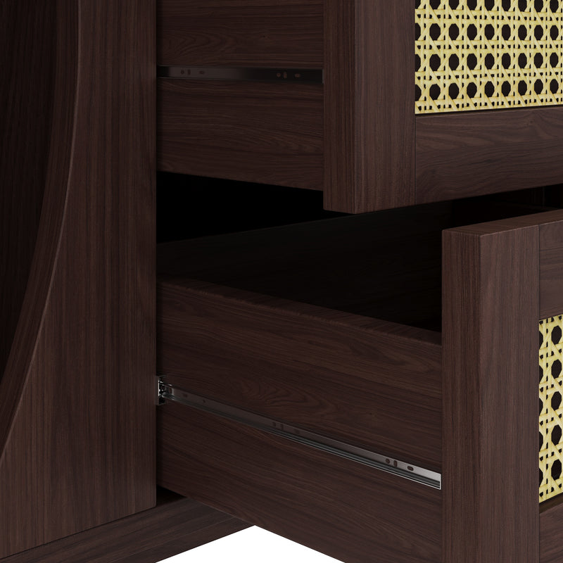 Modernes Sideboard mit Rattan-Details und Schiebetüren