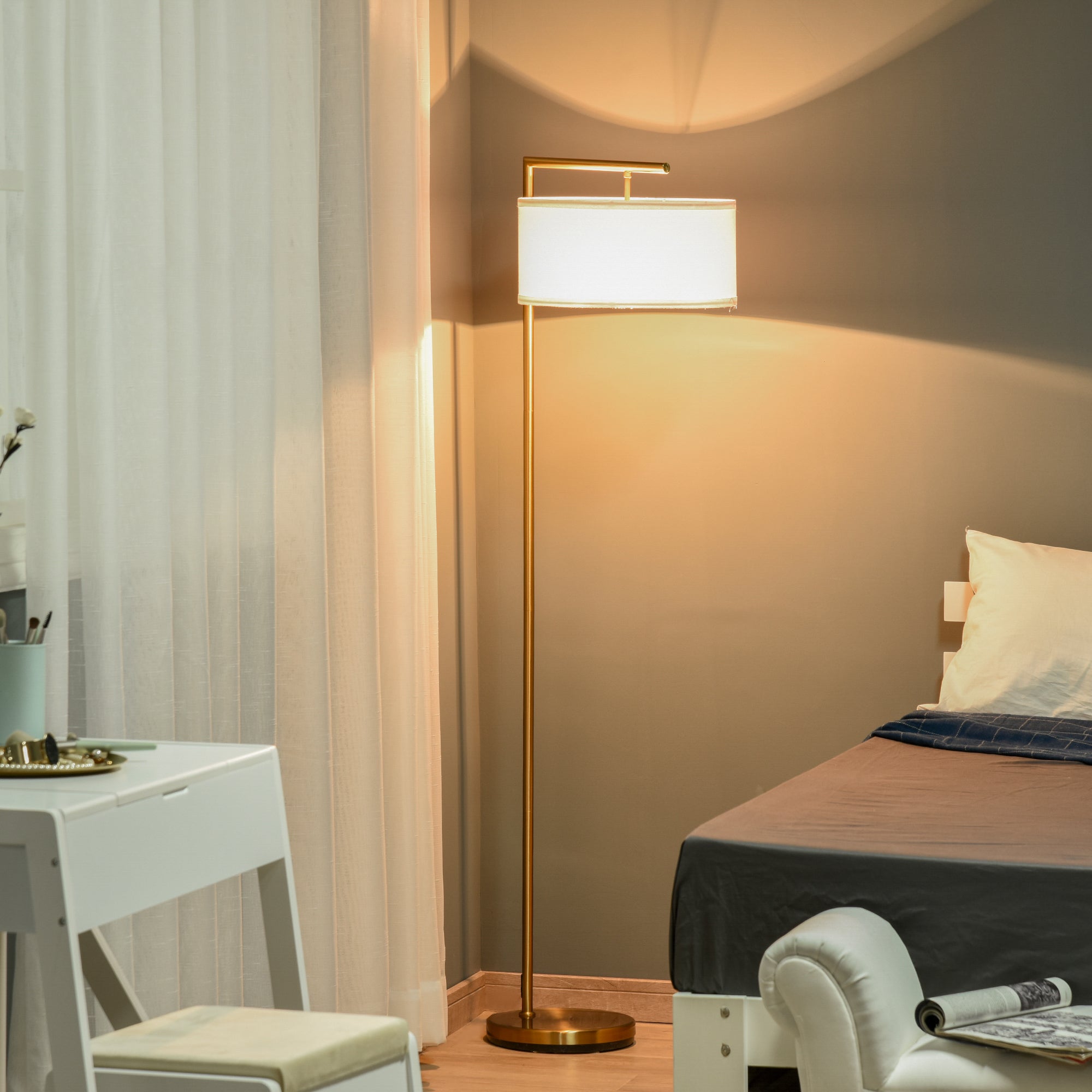 Moderne Stehlampe mit Stoffschirm und stabilem Metallgestell für Wohnräume