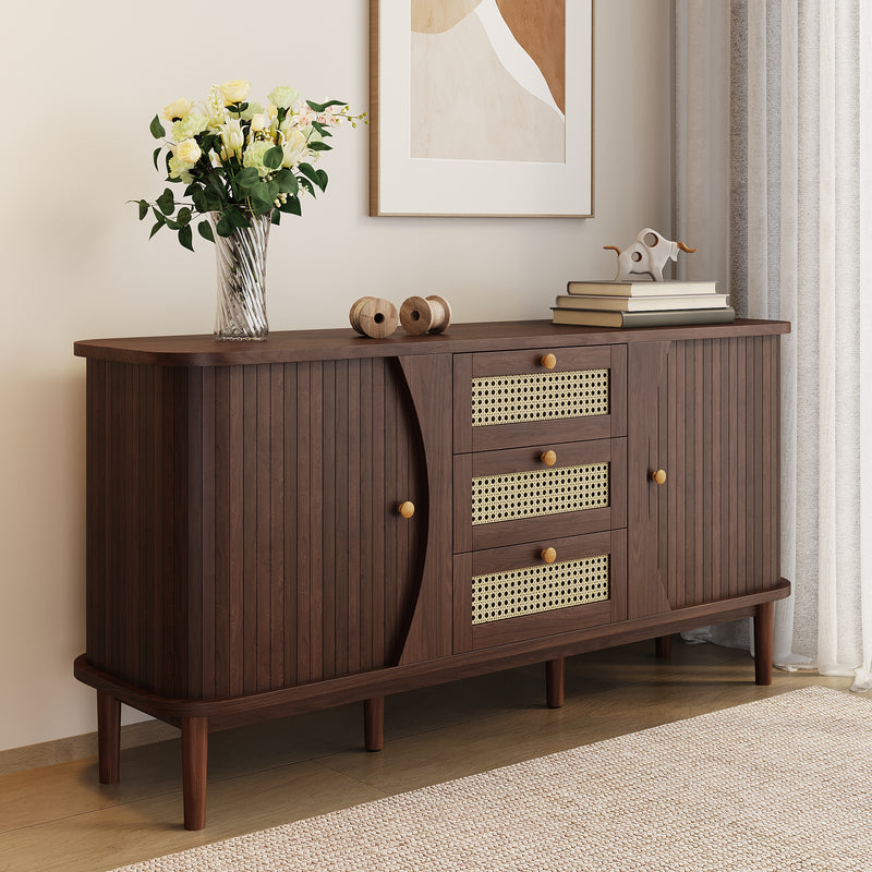 Modernes Sideboard mit Rattan-Details und Schiebetüren