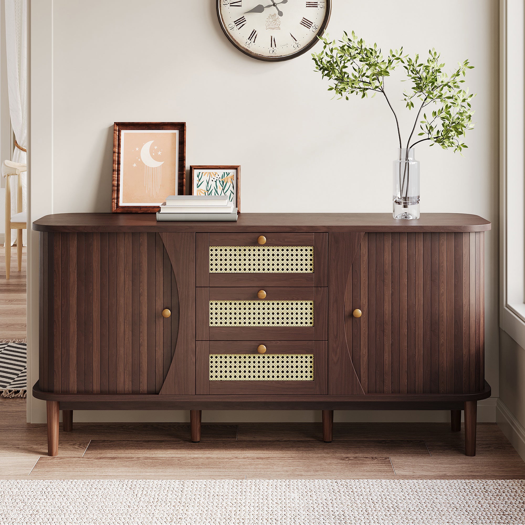 Modernes Sideboard mit Rattan-Details und Schiebetüren