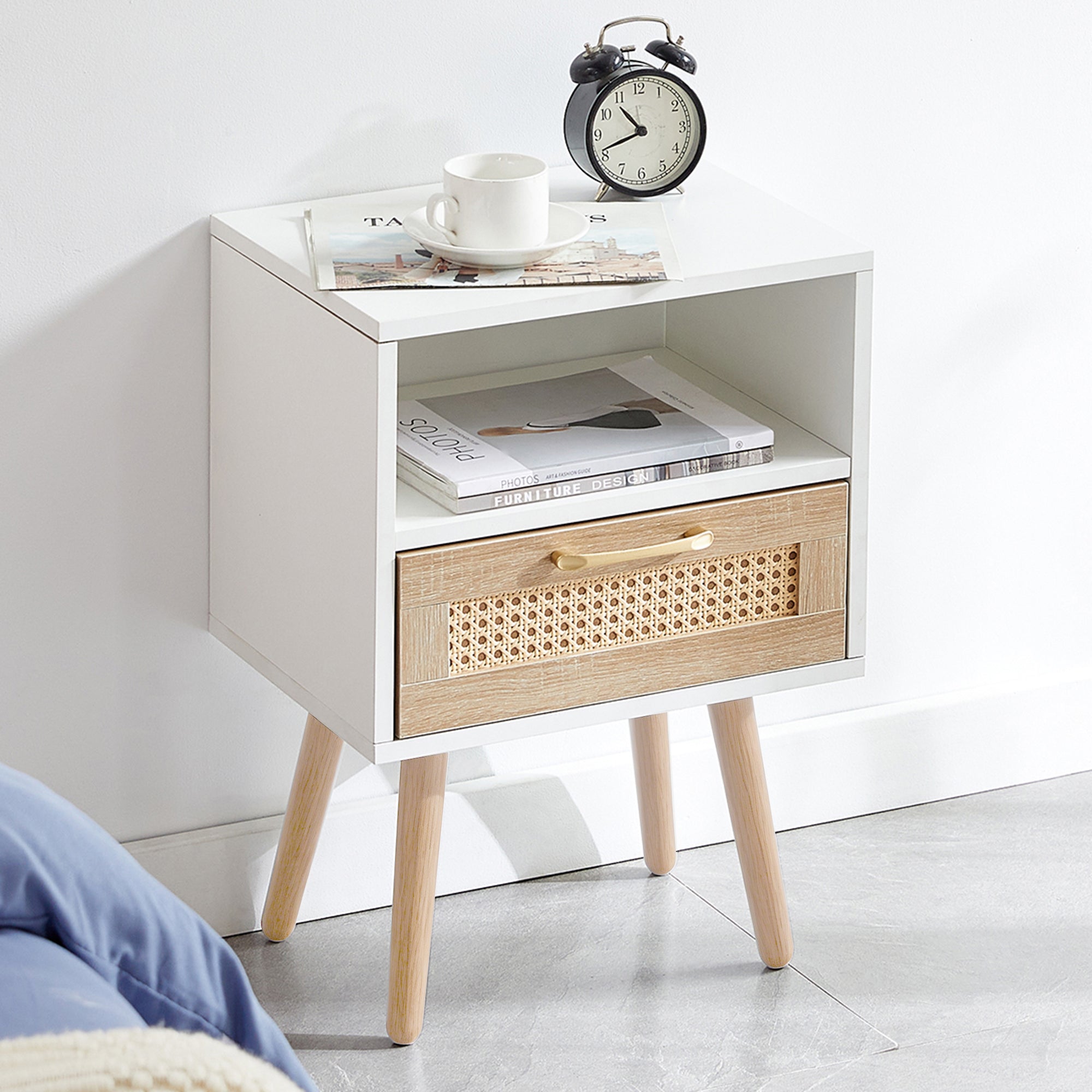 Moderner Nachttisch mit Rattan-Schublade und offener Ablage