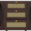 Modernes Sideboard mit Rattan-Details und Schiebetüren