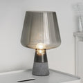 Moderne minimalistische Rauchglas Tischlampe mit Betonbasis