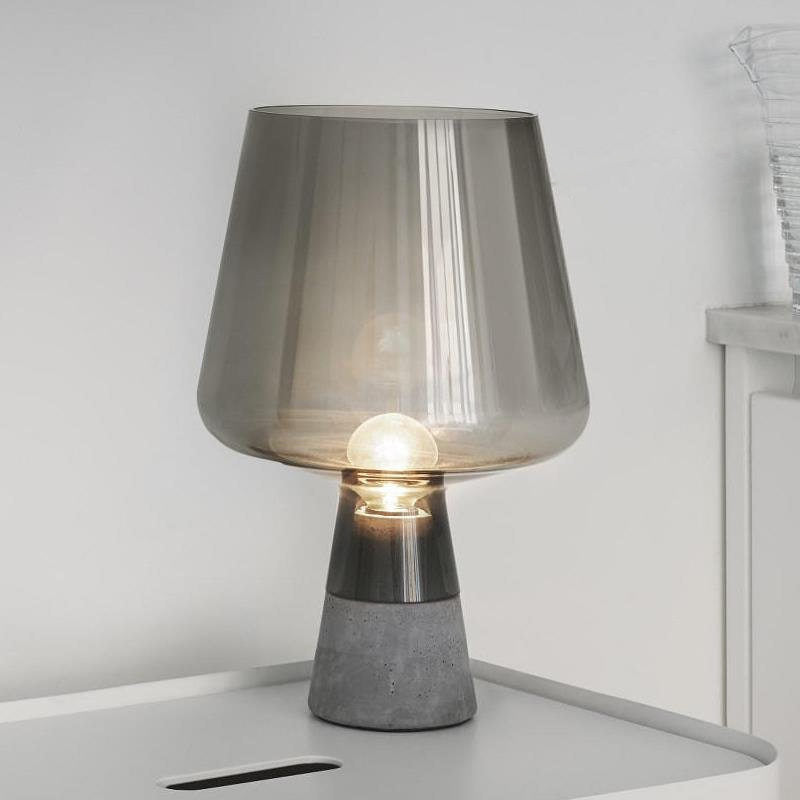 Moderne minimalistische Rauchglas Tischlampe mit Betonbasis