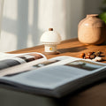 Nachttischlampe in Creme mit geometrischer Atmosphäre