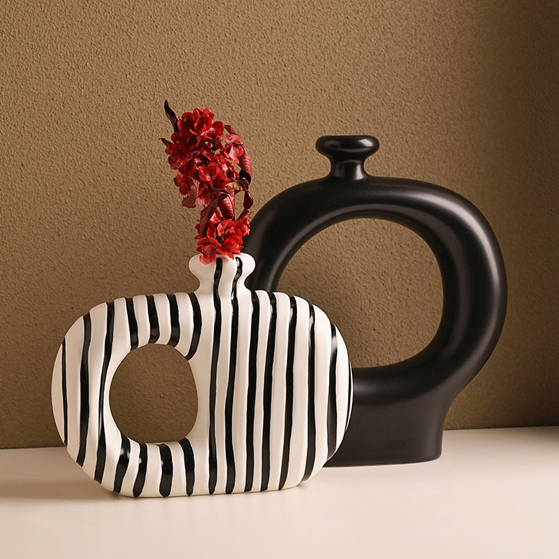 Künstlerische Keramikvase aus Porzellan – Skulpturales Design im nordischen Wabi-Sabi Stil