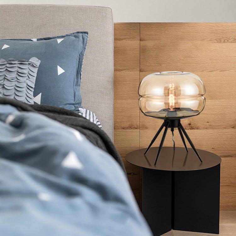 Moderne Designer Tischlampe mit Glas-Schirm im skandinavischen Stil