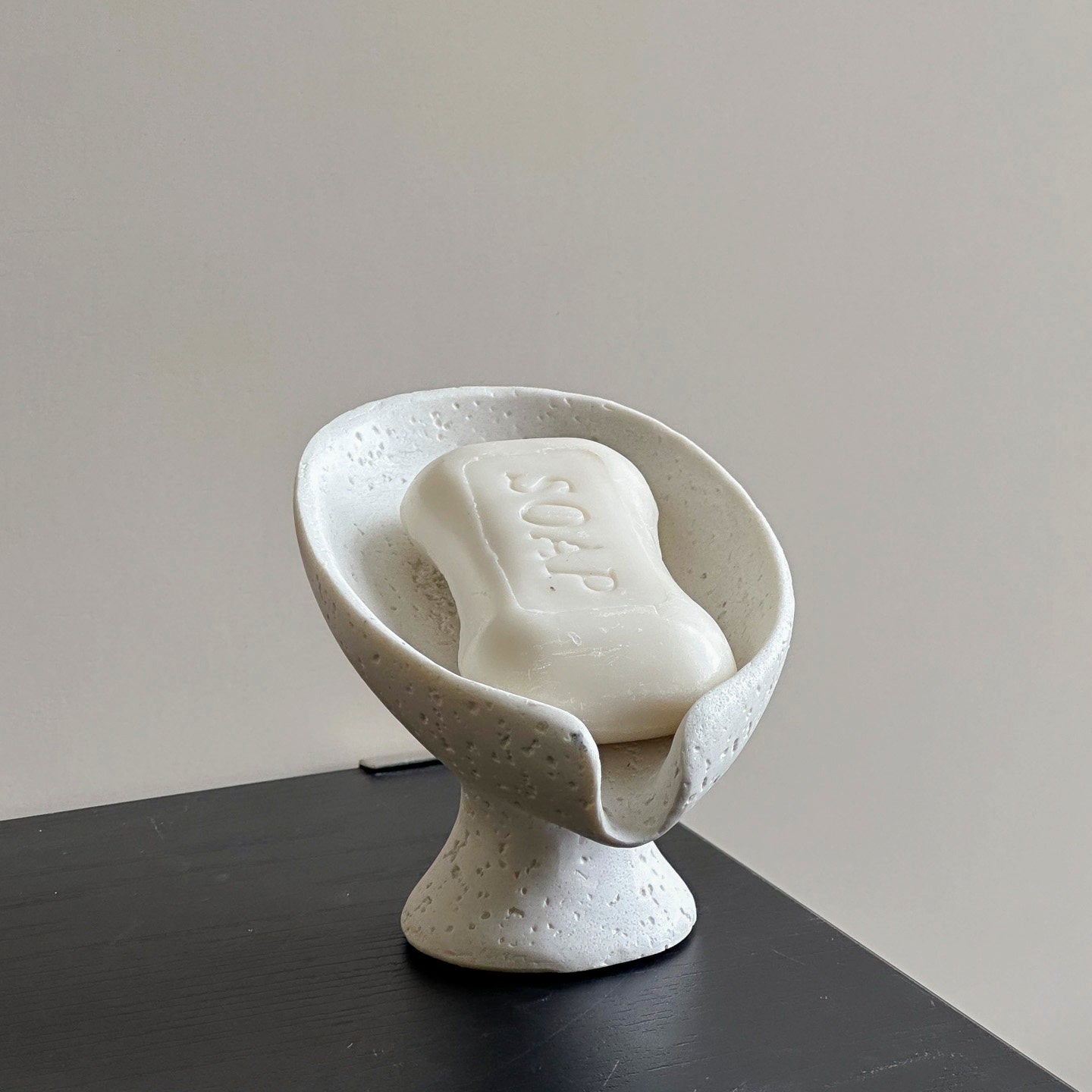 Minimalistische Seifenschale im Wabi-Sabi Stil – Skulpturales Design mit natürlicher Struktur