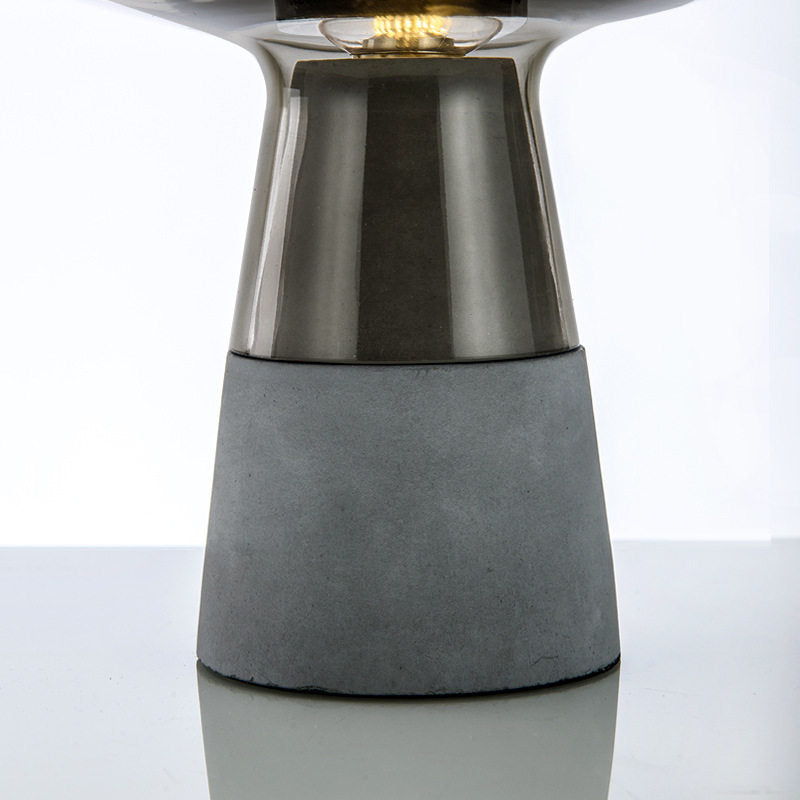 Moderne minimalistische Rauchglas Tischlampe mit Betonbasis