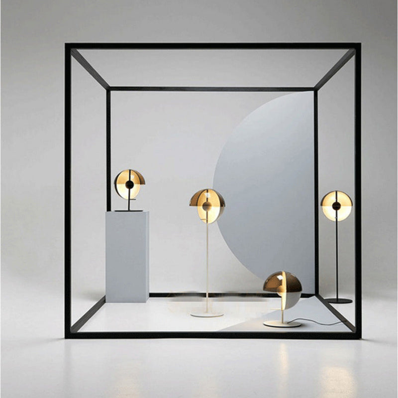 Moderne Designer Tischlampe im Bauhaus Stil mit Glas-Schirm