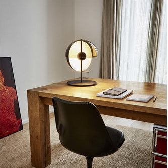 Moderne Designer Tischlampe im Bauhaus Stil mit Glas-Schirm