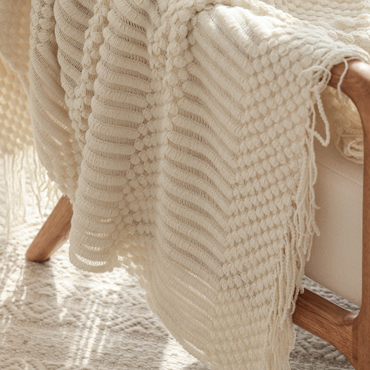 Strickdecke mit Fransen – Weiche Wohndecke im modernen Strukturdesign
