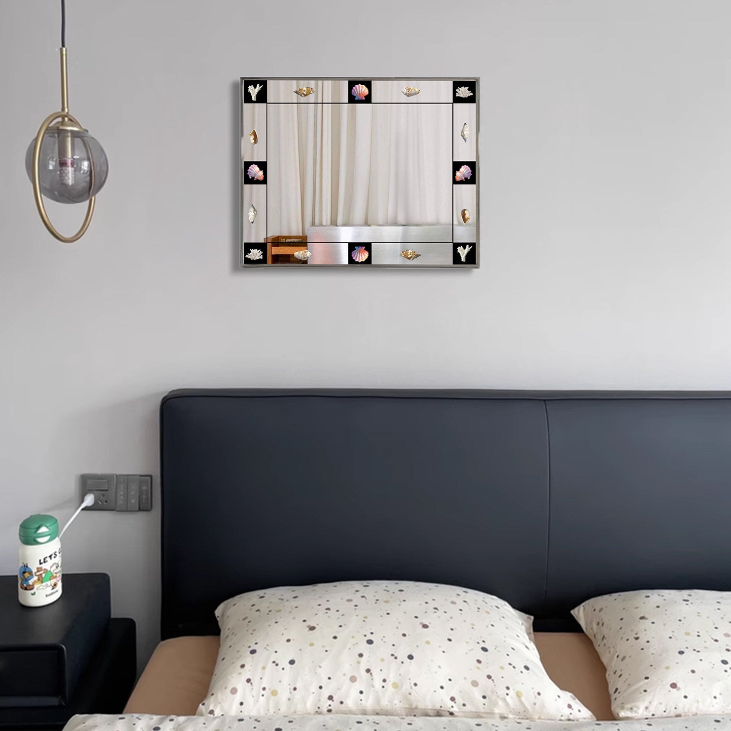 Vintage Bauhaus Wandspiegel – Künstlerischer Dekospiegel mit Muschel-Details & Silberrahmen