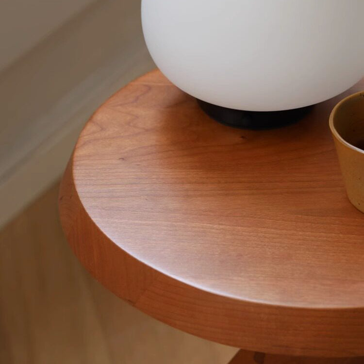 Runder Hocker aus Massivholz im Wabi-Sabi-Stil