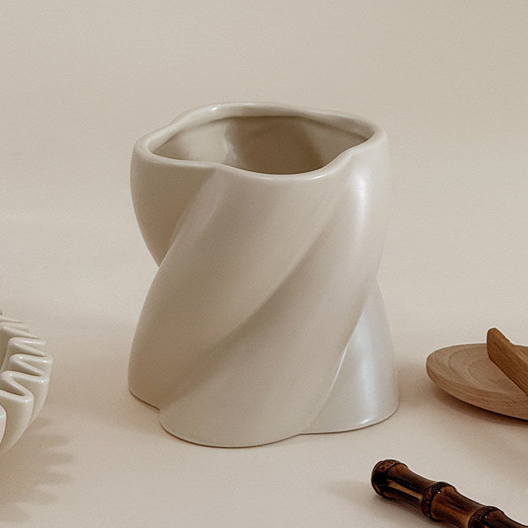 Minimalistischer Keramik Utensilienhalter im skulpturalen Design