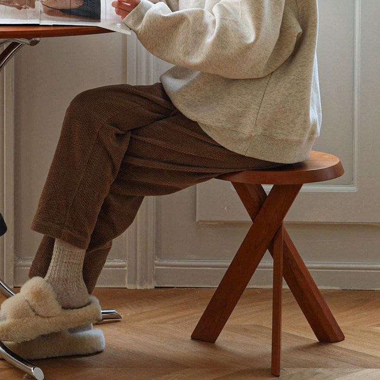 Runder Hocker aus Massivholz im Wabi-Sabi-Stil