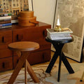 Runder Hocker aus Massivholz im Wabi-Sabi-Stil