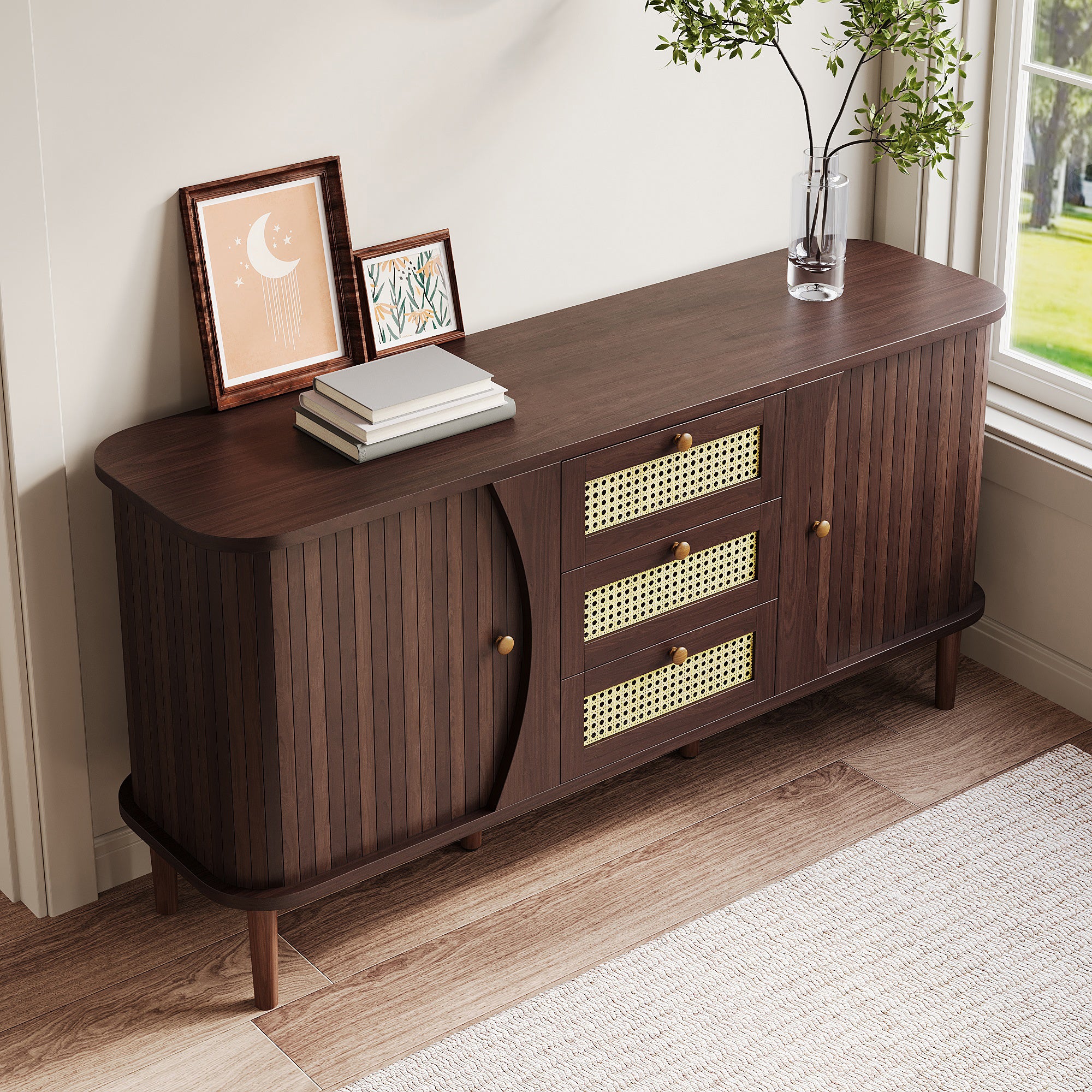 Modernes Sideboard mit Rattan-Details und Schiebetüren