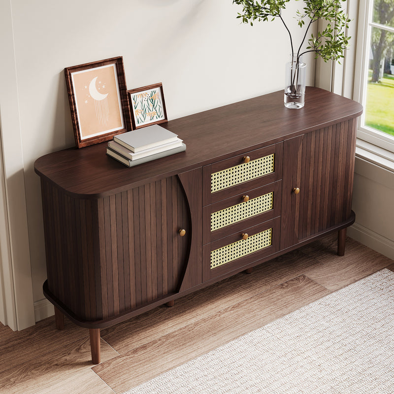 Modernes Sideboard mit Rattan-Details und Schiebetüren