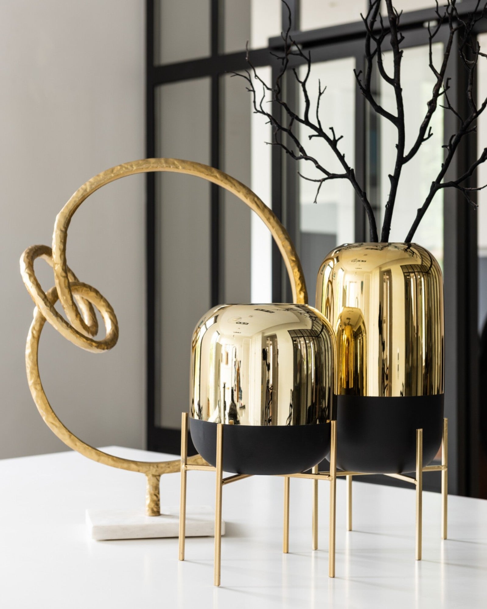 J-Line Laterne auf Fuß – Kleiner Kerzenhalter aus Glas in Schwarz/Gold