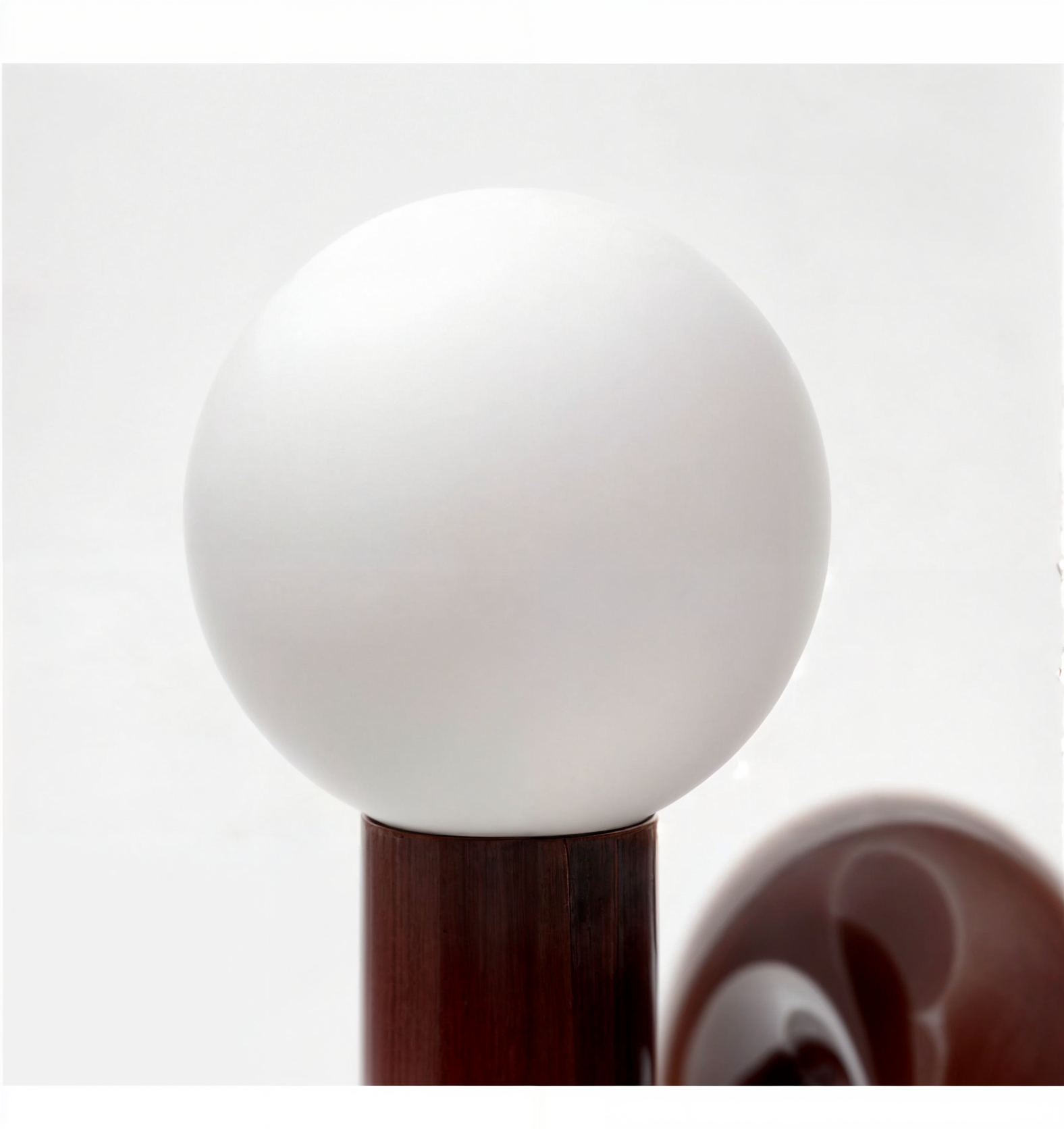Moderne Tischlampe, LED, mattierter Glasschirm, gebürstetes Nickel, energiesparend