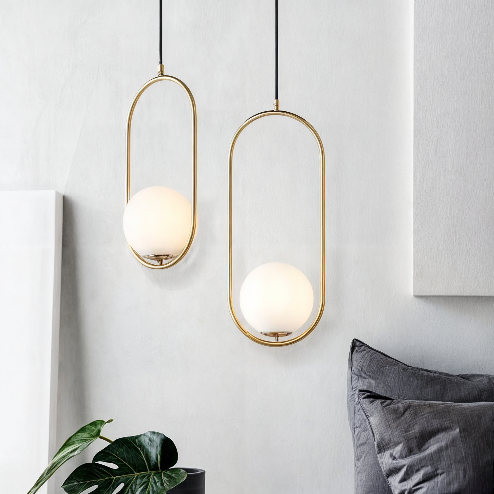 Nordische Pendelleuchte mit goldenem Rahmen & Glas-Schirm, höhenverstellbar