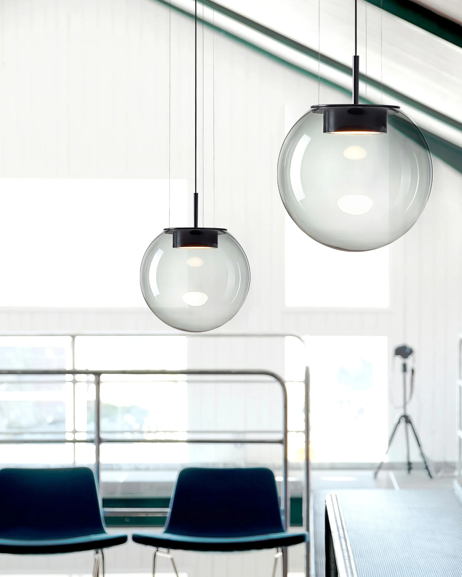 Moderne LED-Pendelleuchte mit galvanisiertem Metallgehäuse und luxuriösem Glaslampenschirm, AC-betrieben - Knopfschalter