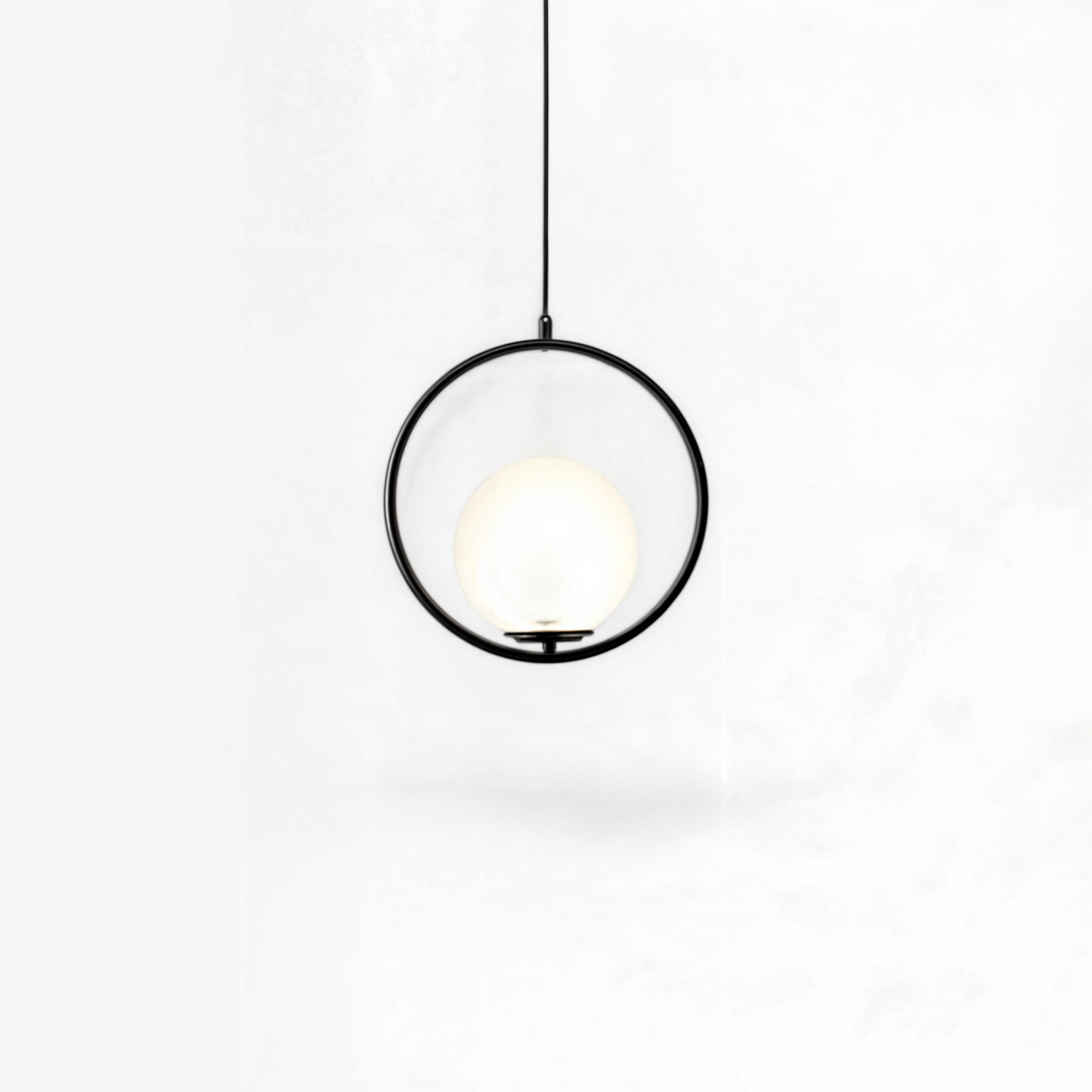 Nordische Pendelleuchte mit goldenem Rahmen & Glas-Schirm, höhenverstellbar