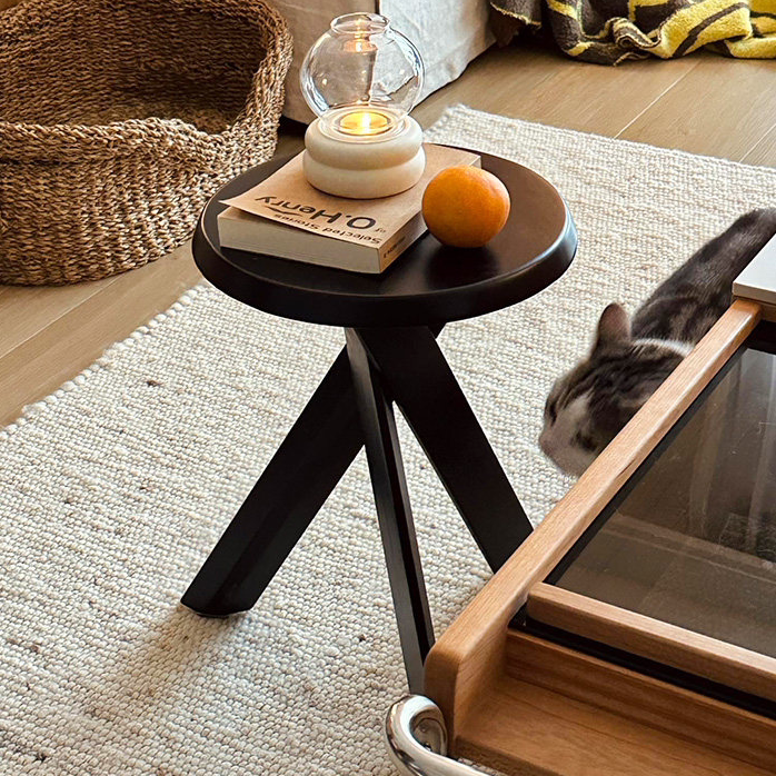 Runder Hocker aus Massivholz im Wabi-Sabi-Stil