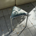 Dreieckiger Stoffhocker im Bauhaus-Stil