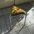 Dreieckiger Stoffhocker im Bauhaus-Stil