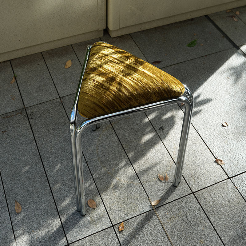 Dreieckiger Stoffhocker im Bauhaus-Stil