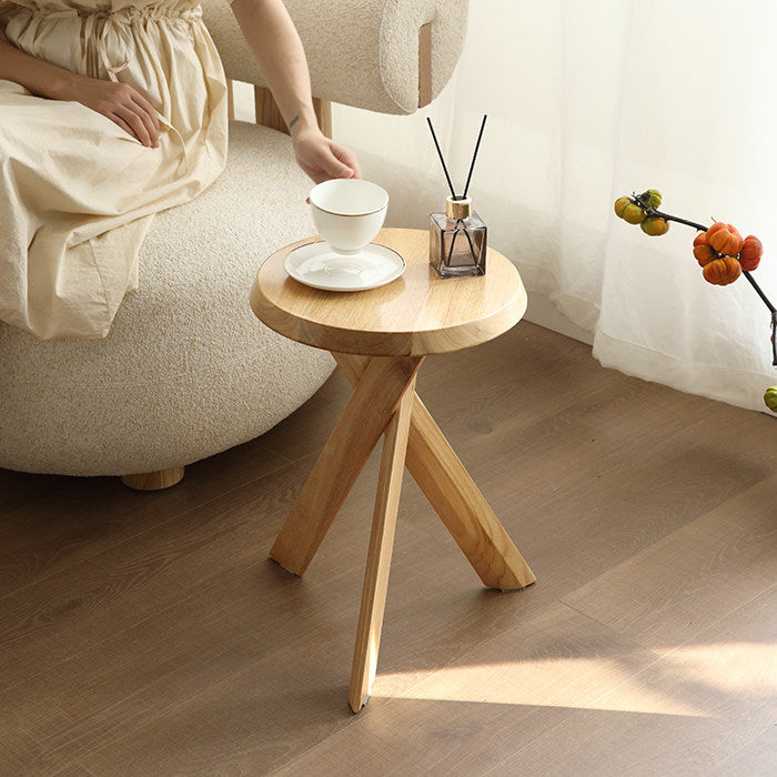 Runder Hocker aus Massivholz im Wabi-Sabi-Stil