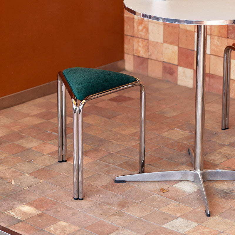 Dreieckiger Stoffhocker im Bauhaus-Stil