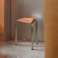 Dreieckiger Stoffhocker im Bauhaus-Stil