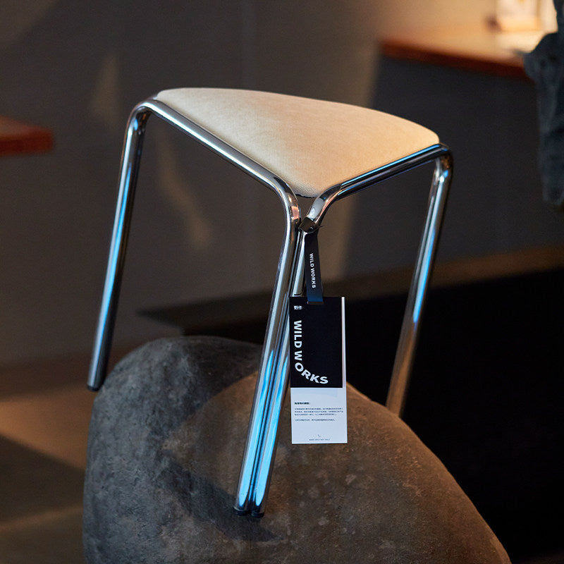 Dreieckiger Stoffhocker im Bauhaus-Stil
