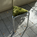 Dreieckiger Stoffhocker im Bauhaus-Stil