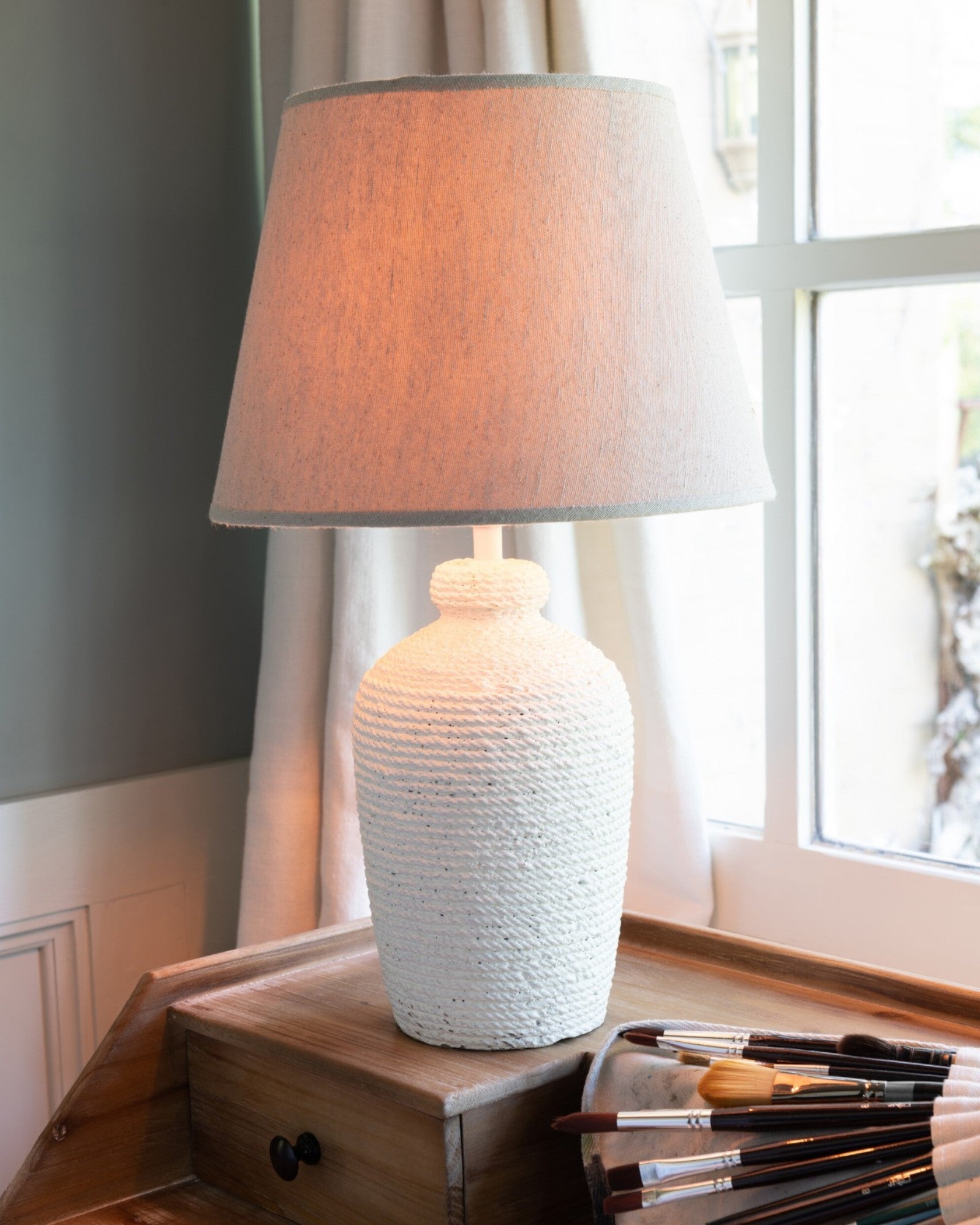 J-Line Lampe Esmee – Zement und Textil – Weiß/Beige – Elegant für Innen und Außen