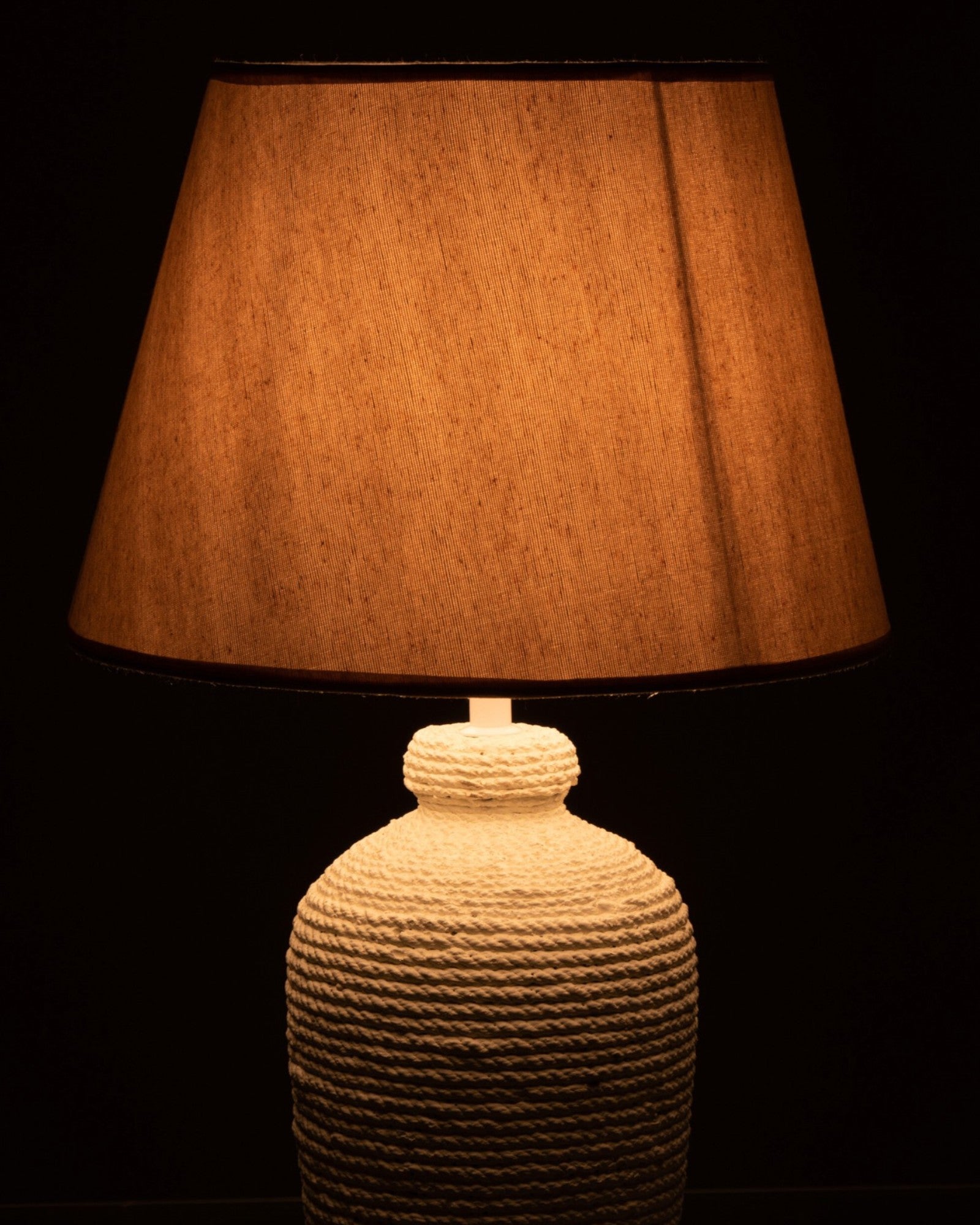 J-Line Lampe Esmee – Zement und Textil – Weiß/Beige – Elegant für Innen und Außen