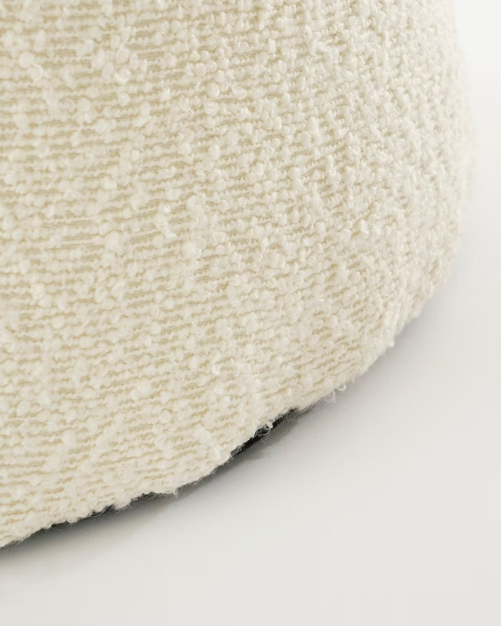 Mica Decorations – Pouf Bouclé Weiß – Hocker Ø49 x H46 cm – Max. 80 kg