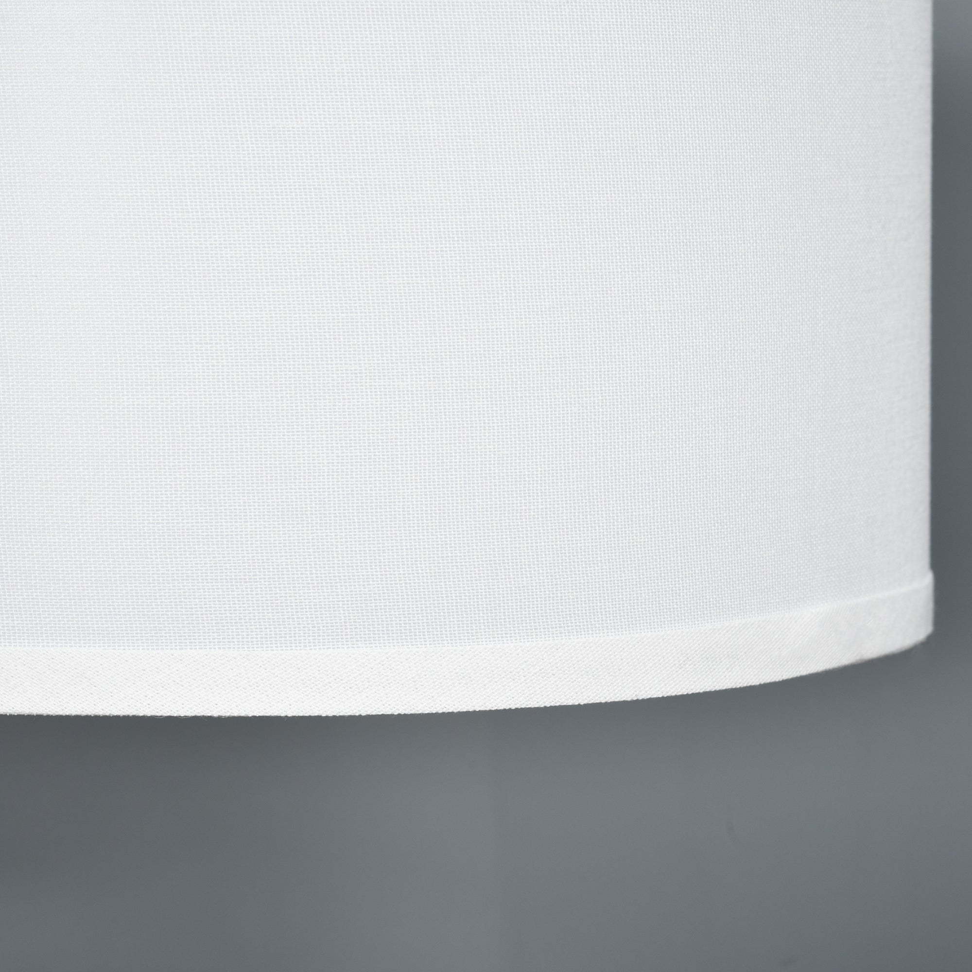 Moderne Stehlampe mit Stoffschirm und stabilem Metallgestell für Wohnräume