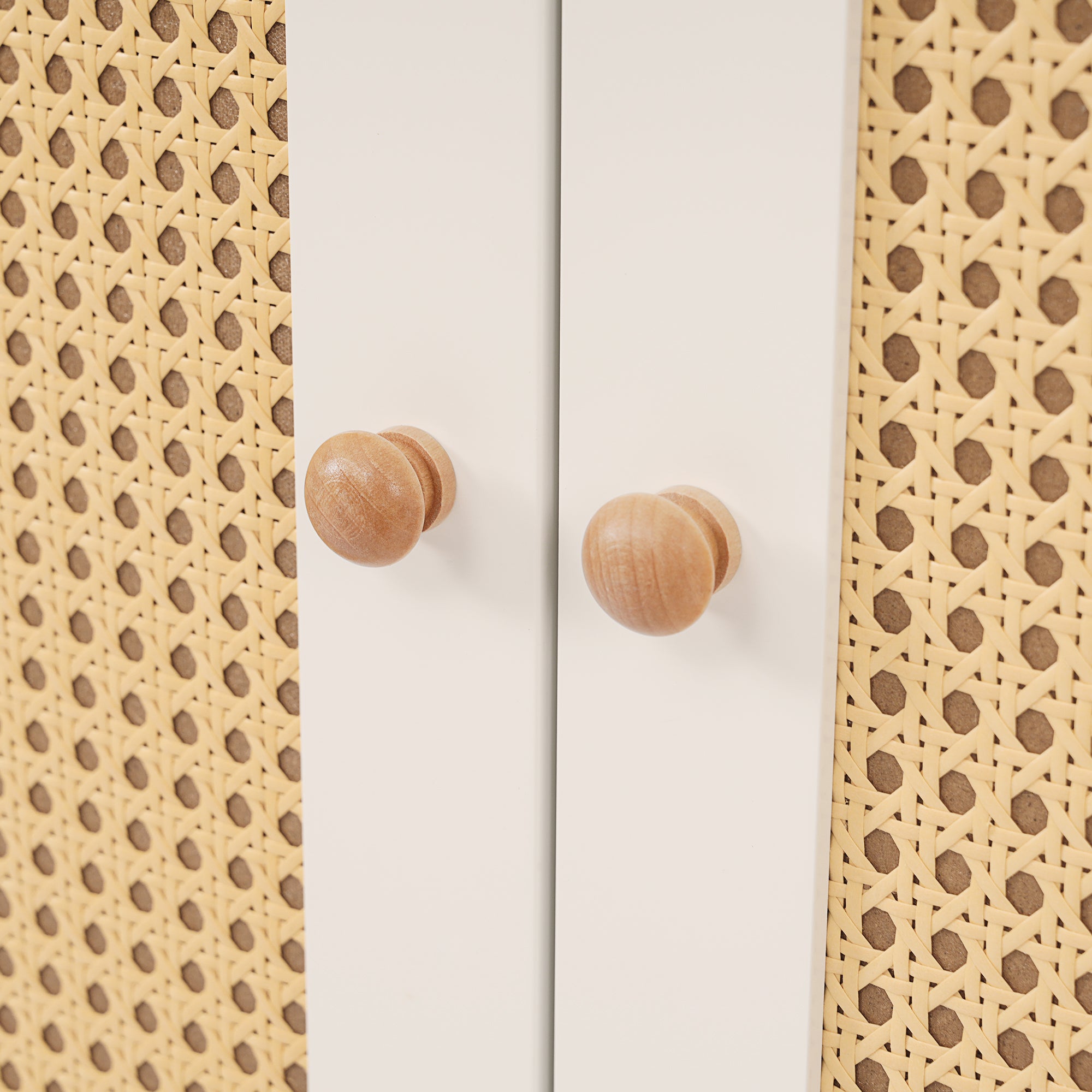 Landhaus Kleiderschrank mit Rattanfront und vielseitigem Stauraum