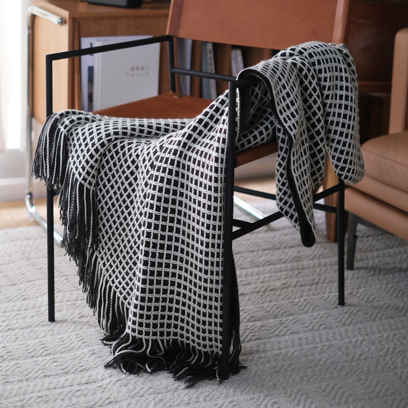 Strickdecke mit Grobstrick-Muster und Fransen – Dekorative Wohndecke im modernen Stil