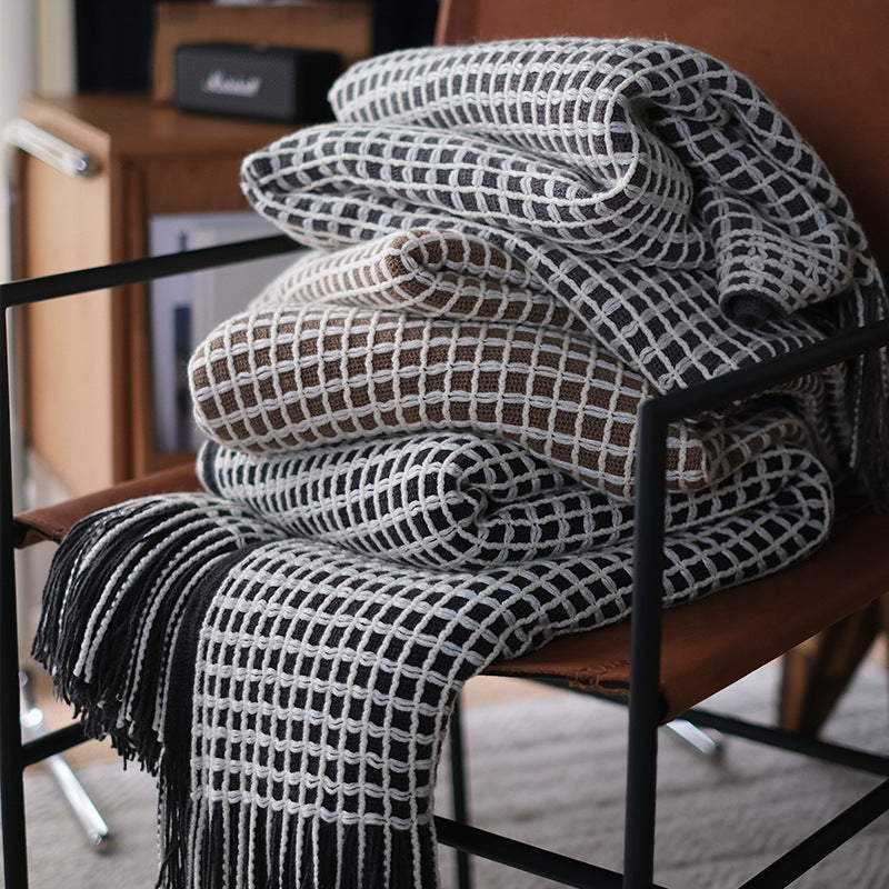 Strickdecke mit Grobstrick-Muster und Fransen – Dekorative Wohndecke im modernen Stil